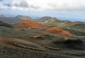 Pemandangan Taman Nasional Timanfaya di Lanzarote, Kepulauan Canary, Spanyol. (commons.wikimedia.org/Holger Uwe Schmitt)